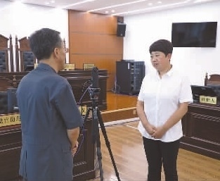 圖為全國(guó)人大代表玉明姬（右）詳細(xì)了解環(huán)境資源審判工作情況。劉思妤 攝