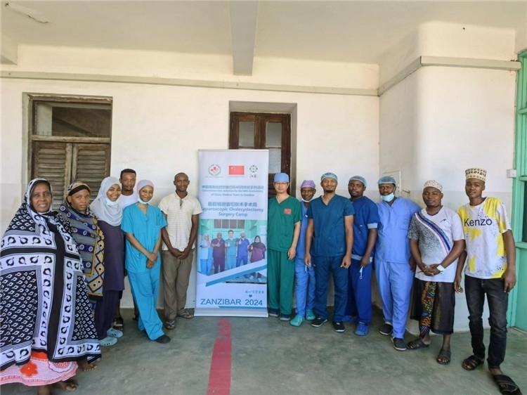 隊(duì)長(zhǎng)蔣國(guó)慶（右七）和手術(shù)醫(yī)生、部分患者合影。中國(guó)援桑醫(yī)療隊(duì)供圖