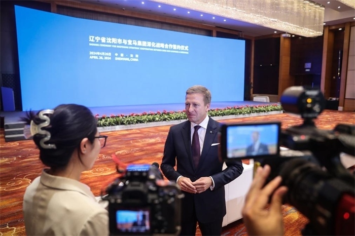 2024年4月26日，寶馬集團董事長齊普策在遼寧省沈陽市與寶馬集團深化戰(zhàn)略合作簽約儀式現(xiàn)場接受采訪。新華社記者潘昱龍攝