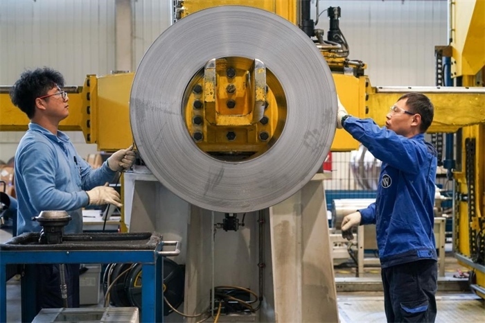 2023年3月16日，工人在位于太倉市高新區(qū)的威爾斯新材料（太倉）有限公司生產(chǎn)車間內(nèi)進行加工作業(yè)。新華社記者李博攝