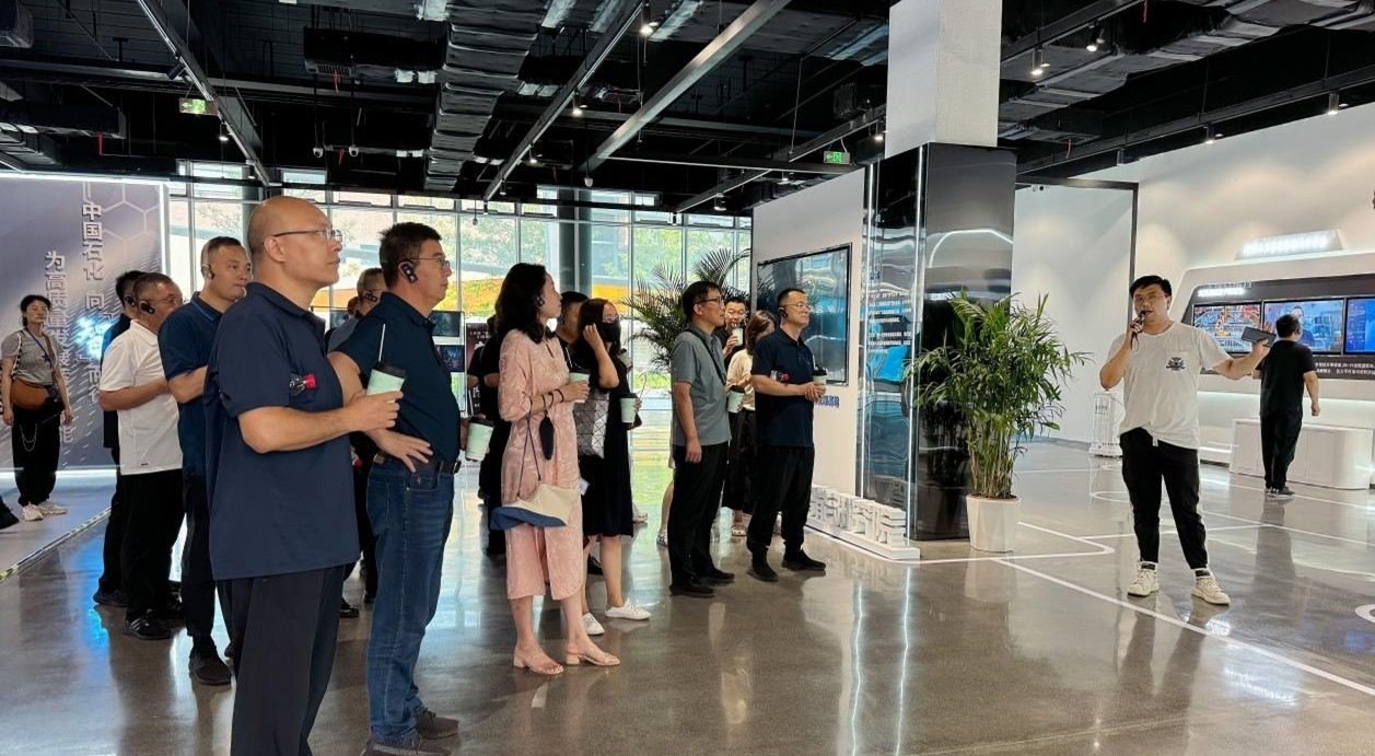 人民網(wǎng)“夢(mèng)幻靈境”AI展演中心講解。人民網(wǎng) 王戰(zhàn)雄攝