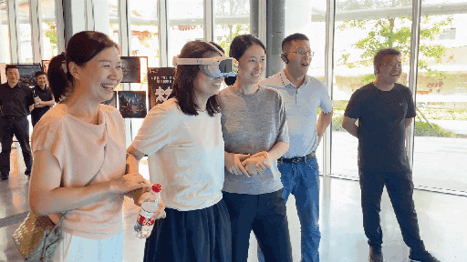 研學(xué)團(tuán)成員正在用VR眼鏡體驗(yàn)。人民網(wǎng) 王戰(zhàn)雄攝