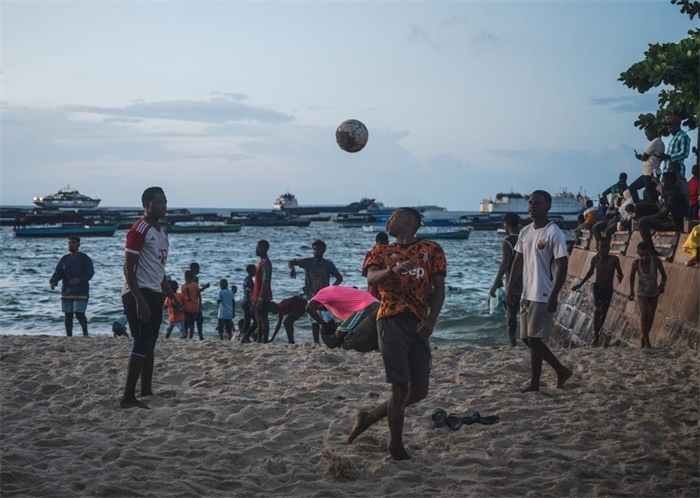 2023年12月31日，人們在坦桑尼亞桑給巴爾島海濱踢球。新華社記者王冠森攝
