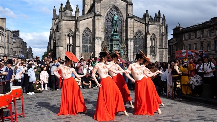 《長城魂》的演員在愛丁堡皇家一英里街頭演出。主辦方供圖