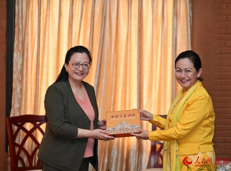 馬珈大使向岱岱楷部長贈送中國特色紀念品。人民網(wǎng)記者 謝佳君攝