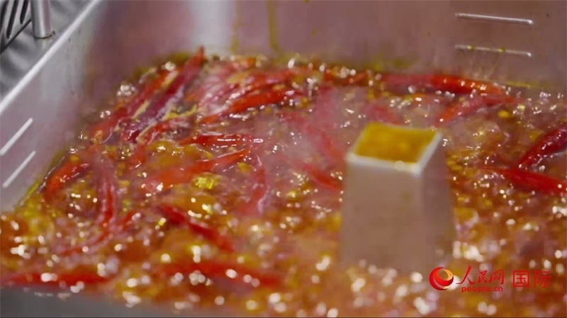 成都麻辣火鍋。人民網(wǎng)記者 張榮攝