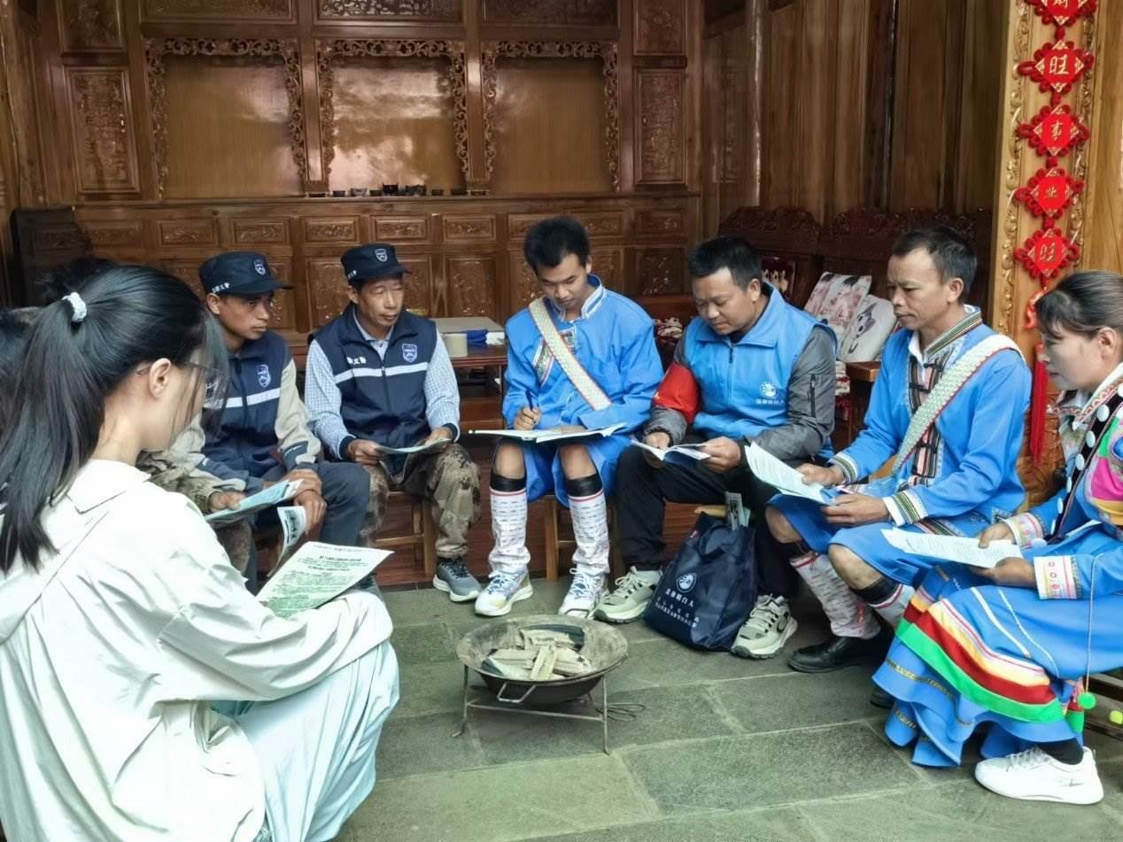 騰沖市猴橋鎮(zhèn)猴橋村國門新村舉辦火塘會。人民網(wǎng)記者 孝金波攝