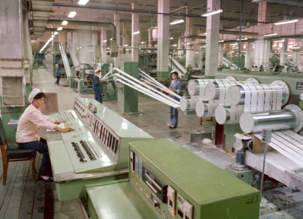 1981年，東北遼陽石油化學(xué)纖維廠抽絲車間一角。新華社發(fā)