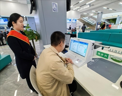 市民用電子范例填單臺(tái)錄入信息。人民網(wǎng)記者 周雯攝