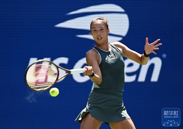 鄭欽文在比賽中回球。新華社記者 李睿 攝