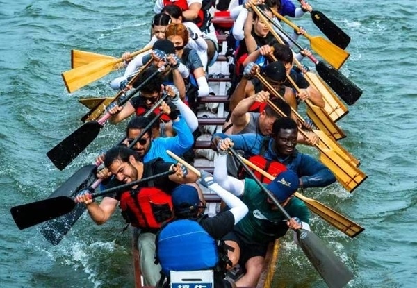 “熊貓叨叨”團隊參加龍舟比賽。