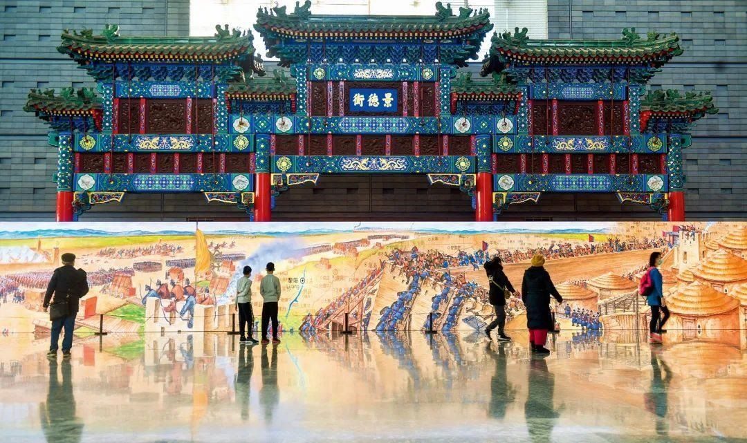 △2022年1月，觀眾在首都博物館參觀“穿越時空的大運河”數(shù)字影像展。