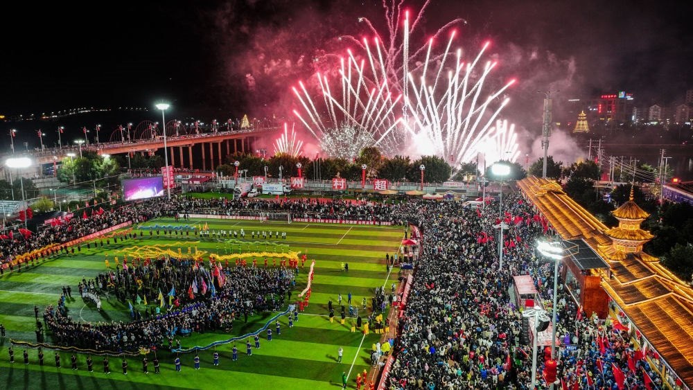 2024全國“村晚”示范展示活動暨貴州“村超村晚”舉行音樂煙花秀表演（無人機照片，2024年2月3日攝）。新華社記者 劉續(xù) 攝