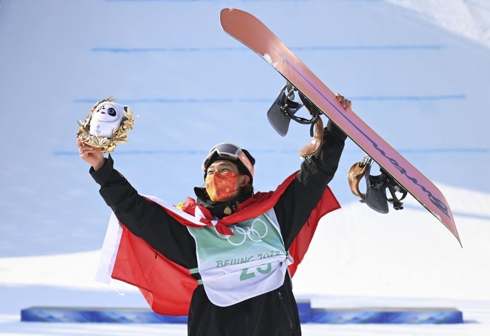 蘇翊鳴在北京2022年冬奧會單板滑雪男子大跳臺決賽奪冠后慶祝（2022年2月15日攝）。新華社記者 黃宗治 攝