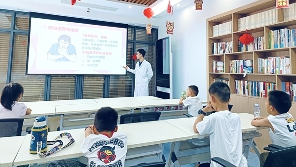 西安交通大學(xué)“筑夢醫(yī)心·護(hù)佑三農(nóng)”實(shí)踐團(tuán)開展健康科普。校方供圖