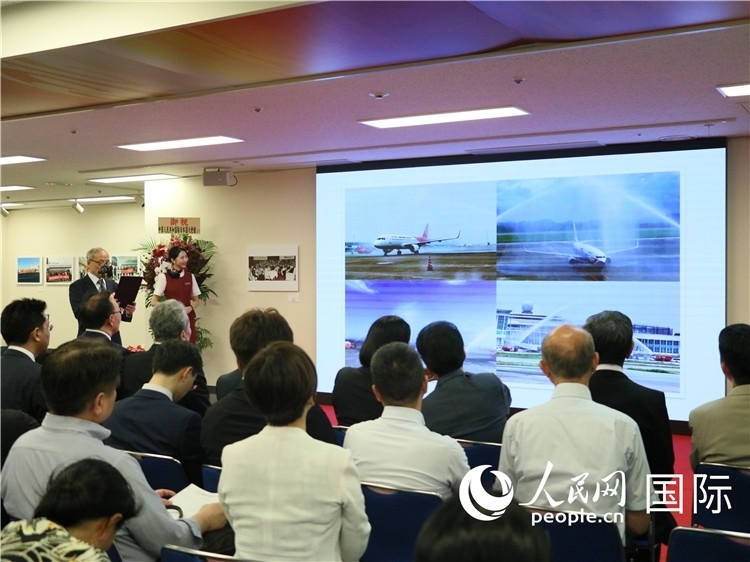 世界華人攝影聯(lián)盟副主席馮學(xué)敏現(xiàn)場點(diǎn)評。人民網(wǎng) 許可攝