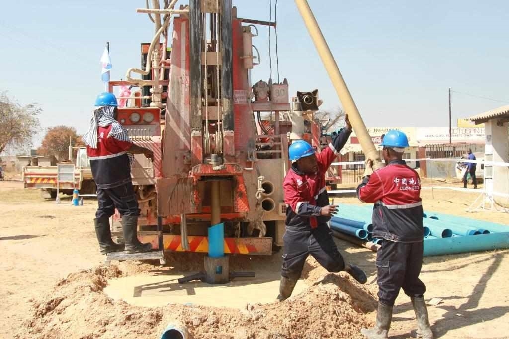 7月22日，工人在津巴布韋東馬紹納蘭省舉行的中國(guó)援津巴布韋300口水井項(xiàng)目開(kāi)工儀式上鉆井。新華社發(fā)