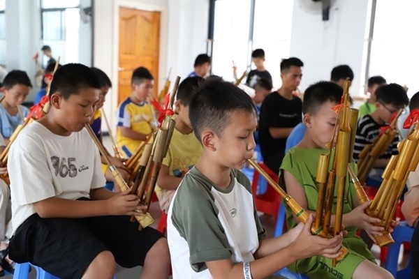 孩子們?cè)趯W(xué)吹蘆笙。融水縣文化館供圖