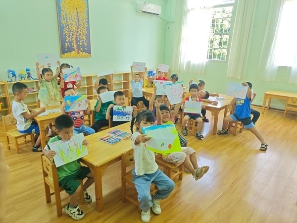 孩子們?cè)诠嫱泄馨嗌袭嫯嬚n。莫菲菲攝