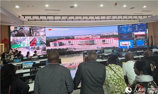 研討班一行在塔山煤礦參觀。人民網(wǎng) 曹欣悅攝