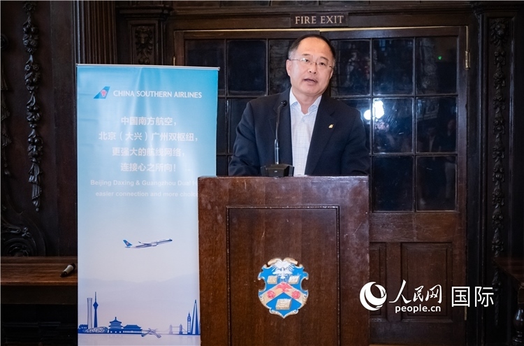 圖為中國(guó)駐倫敦旅游辦事處主任張力致辭。人民網(wǎng) 郭錦標(biāo)攝