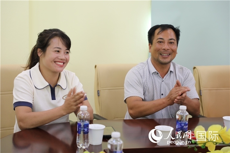 越南沙巴市黃連寄宿制民族小學老師阮氏秋姮、阮文享。人民網(wǎng)記者簡承淵攝