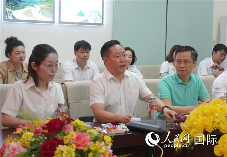 越中電力公司董事長李志雄（前排左二）介紹越南電力情況。葛沙莎攝