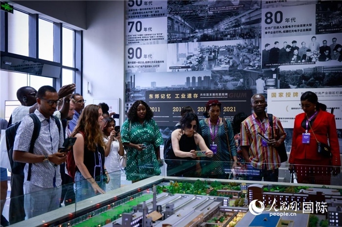 2024“一帶一路”媒體合作論壇聯(lián)合采訪調(diào)研行成員在東郊記憶園區(qū)參觀采訪。本報(bào)記者 伊霄攝