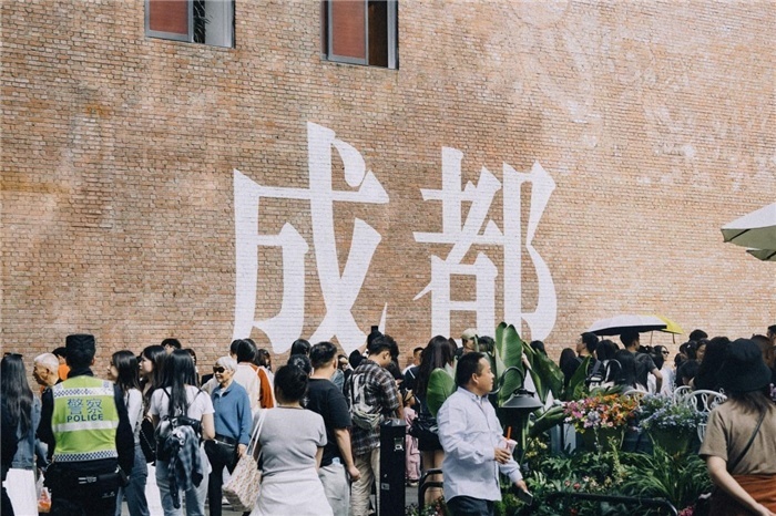 東郊記憶園區(qū)“成都?jí)Α币跃薮蟮摹俺啥肌弊謽雍酮?dú)特的藝術(shù)設(shè)計(jì)成為園區(qū)的網(wǎng)紅打卡地，吸引了眾多游客和市民前來(lái)參觀。資料圖片