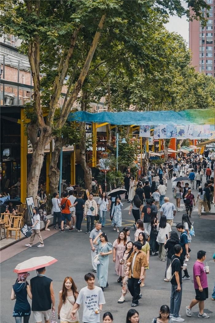 北街美食區(qū)是東郊記憶園區(qū)集美食、文化與休閑于一體的特色區(qū)域，為游客和當(dāng)?shù)鼐用裉峁┝素S富多樣的餐飲選擇。資料圖片