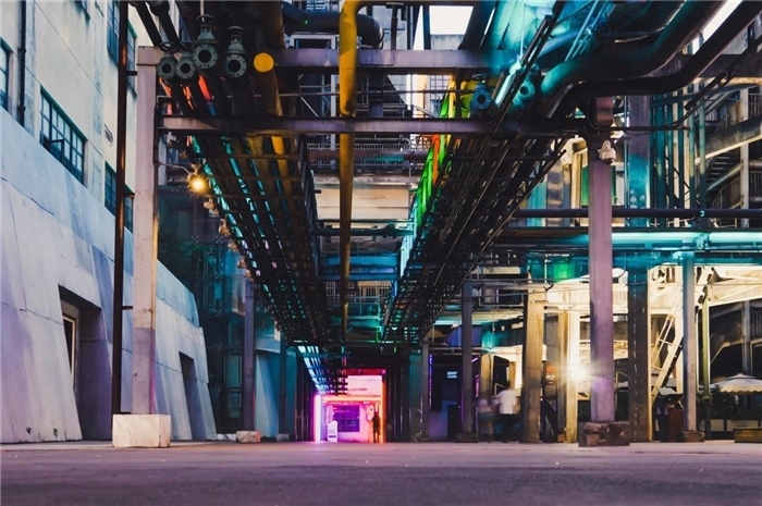 東郊記憶園區(qū)工業(yè)橫街完整地保留了園區(qū)的工業(yè)元素，如工業(yè)煙囪、動(dòng)力管廊架和水塔等，形成了園區(qū)獨(dú)特的工業(yè)風(fēng)景線。資料圖片