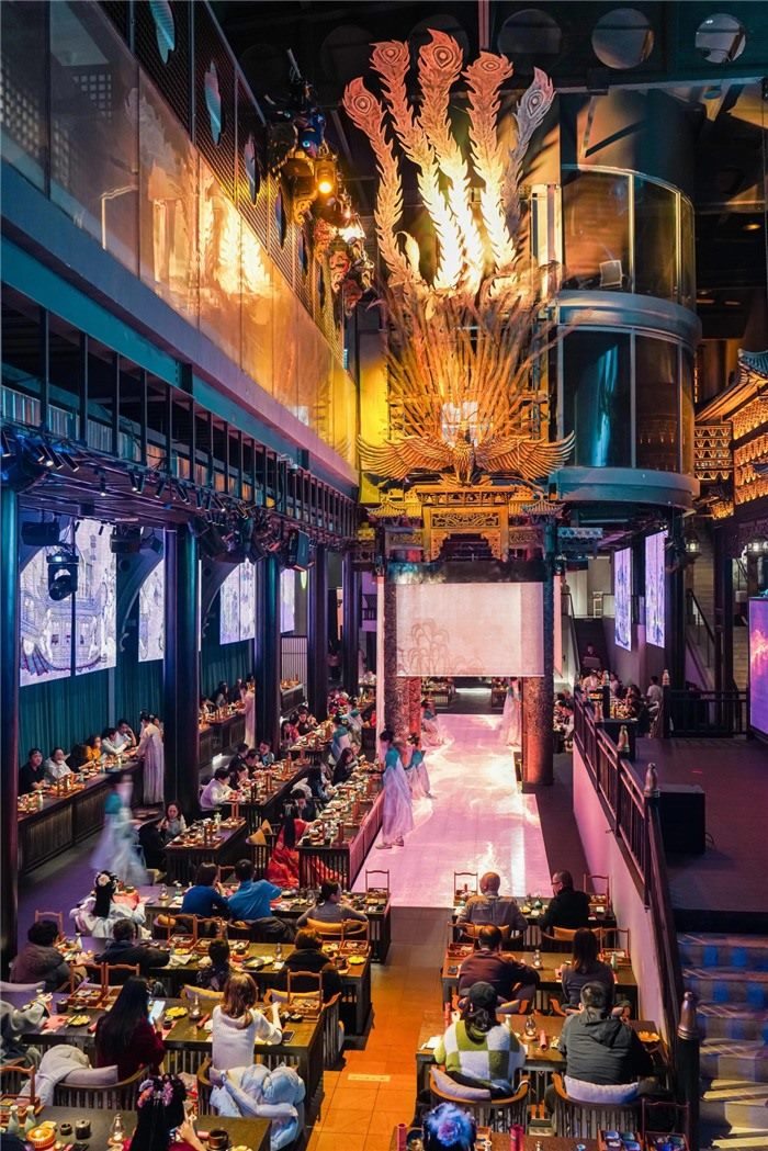 東郊記憶園區(qū)內(nèi)以蜀地文化為創(chuàng)作背景，溯源中國(guó)傳統(tǒng)宴飲儀禮打造的全景沉浸式漢文化主題餐秀。成都傳媒集團(tuán)供圖