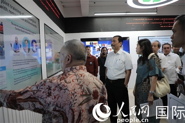 印尼對(duì)華合作牽頭人、統(tǒng)籌部長(zhǎng)盧胡特（中）參觀中國(guó)—印尼新能源材料與冶金工程技術(shù)聯(lián)合研究實(shí)驗(yàn)室。人民網(wǎng)記者曹師韻攝