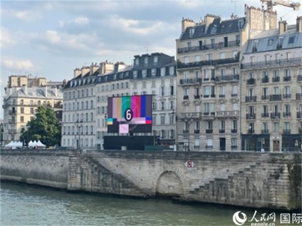 奧運(yùn)會(huì)開(kāi)幕式，安置在塞納河兩岸的大屏幕。人民網(wǎng)記者 何蒨攝