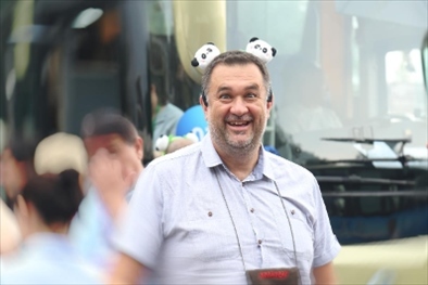 參訪熊貓谷前，塞爾維亞“一帶一路”研究所所長(zhǎng)博揚(yáng)·拉利奇戴上熊貓頭飾。（李佩藺 攝）