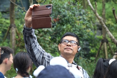 媒體考察團(tuán)成員在熊貓谷拍照“打卡”。（李佩藺 攝）