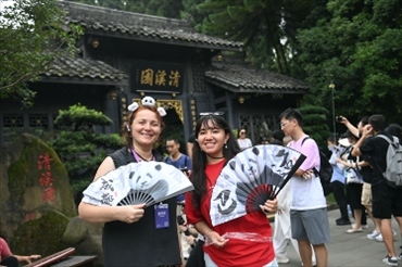 媒體考察團(tuán)成員在都江堰清溪園合影留念。（陳斌 攝）