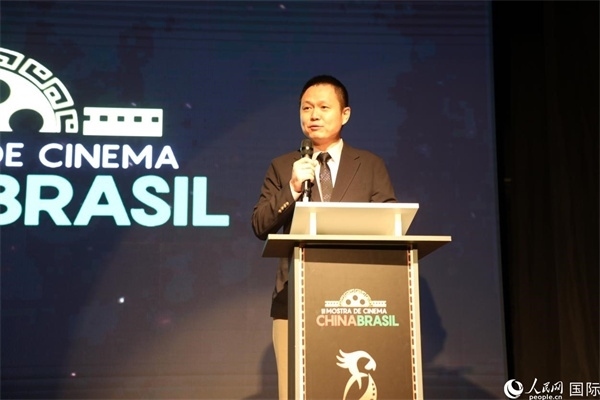 當(dāng)?shù)貢r(shí)間8月26日晚，中國(guó)駐里約總領(lǐng)館副總領(lǐng)事王尉育在第三屆中國(guó)－巴西電影展開(kāi)幕式上致辭。 人民網(wǎng)記者 陳一鳴攝