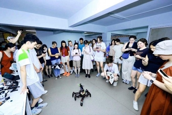 8月25日，中外青年在浙江杭州觀看機(jī)器人表演。新華社發(fā)（清華大學(xué)供圖）