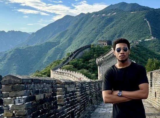8月28日，尼日利亞青年阿米爾·阿希姆在慕田峪長城留影。新華社發(fā)（清華大學(xué)供圖）