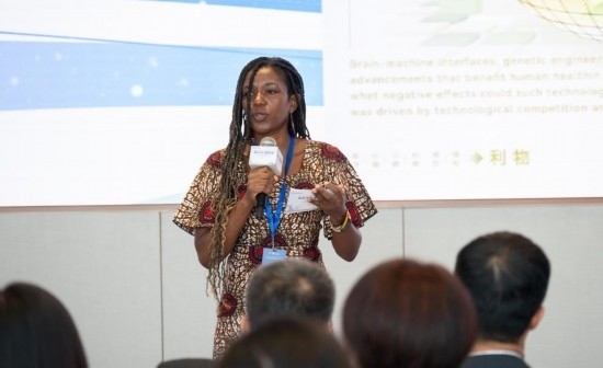 8月29日，在第二屆清華國際青年對話論壇活動上，來自烏干達(dá)的媒體人詹尼弗·阿西姆韋分享中國之旅的感悟。新華社發(fā)（畢尚宏攝）