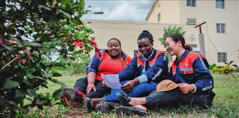在肯尼亞內(nèi)羅畢，非洲之星鐵路運營公司工電部電子設(shè)備檢修工區(qū)工長陳玲（右）在休息時教學(xué)員唱中文歌曲（2023 年 5 月 23 日攝） 王冠森攝 / 本刊