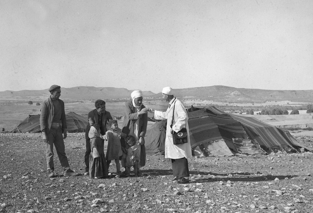 1965年，一名中國援阿爾及利亞醫(yī)療隊(duì)醫(yī)生（右一）在阿爾及利亞賽伊達(dá)省為牧民診治。