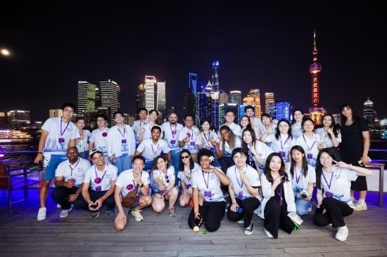 8月21日，中外青年在上海參觀時合影留念。新華社發(fā)（清華大學(xué)供圖）
