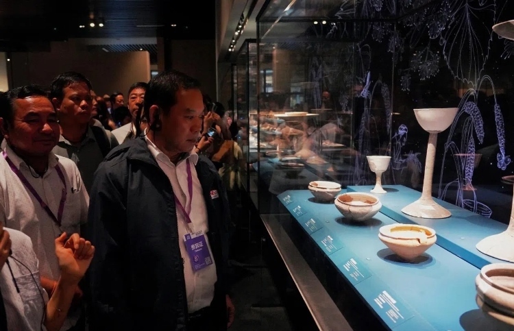 8月31日，亞洲媒體考察團參訪三星堆博物館。左一為老撾博利坎賽省新聞文化旅游廳廳長頌通·威本康。《人民日報海外版》記者喬宇攝