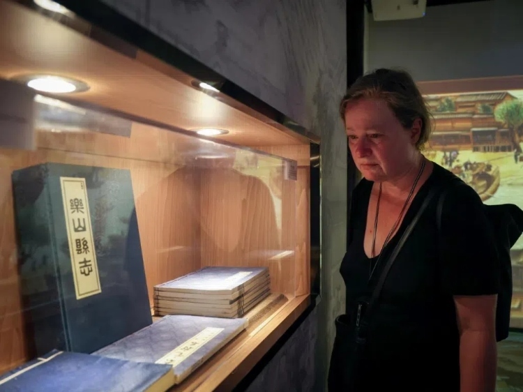 2024“一帶一路”媒體合作論壇聯(lián)合采訪調(diào)研行成員在蘇稽古鎮(zhèn)調(diào)研樂山歷史文化。本報記者 伊霄攝