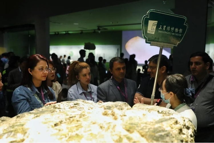 8月31日，亞洲媒體考察團參訪三星堆博物館。左一為馬來西亞《星報》首席商務(wù)官莉迪婭·王。《中國經(jīng)濟周刊》記者肖翊攝