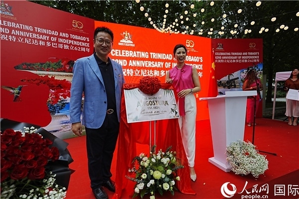 當(dāng)天的慶祝儀式上，還舉行了特多著名酒品牌安高天娜回歸中國市場的揭幕儀式。人民網(wǎng)記者 趙益普攝