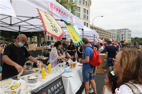 3、活動現(xiàn)場設(shè)置了眾多展臺。 人民網(wǎng)記者 李志偉攝