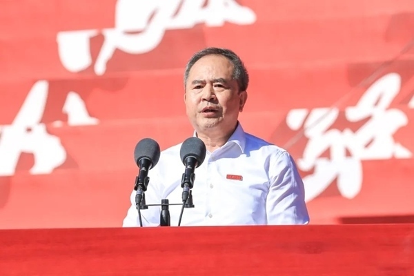 中國(guó)科學(xué)院院士、大連理工大學(xué)校長(zhǎng)賈振元在2024級(jí)新生開學(xué)典禮上致辭。校方供圖